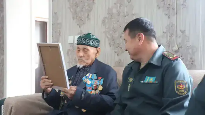 ВОЕННОСЛУЖАЩИЕ ТУРКЕСТАНСКОЙ ОБЛАСТИ ПОЗДРАВИЛИ ВЕТЕРАНА ВОВ С ДНЕМ БЛАГОДАРНОСТИ (3)