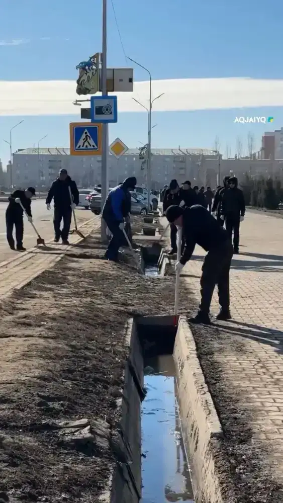 В Уральске прошел первый общегородской субботник года с участием около 300 жителей