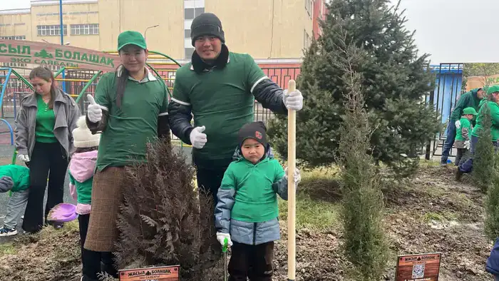 Именные деревья высадили дети с родителями в рамках экоинициативы «Таза Қазақстан» в Алматы (2)