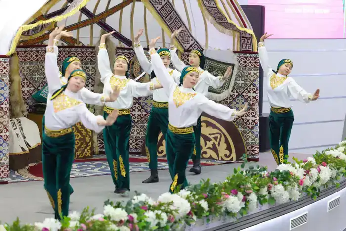 В Министерстве промышленности и строительства отметили Наурыз: Ерсайын Нагаспаев поздравил коллектив (10)