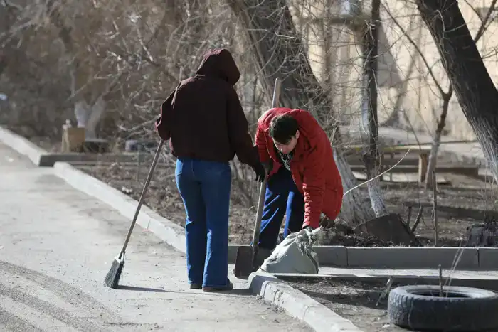 Субботник в Актобе: аким области ознакомился с ходом работ по благоустройству (7)