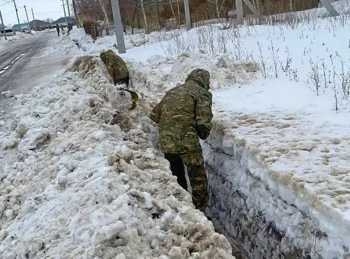 В Уральске 50 военнослужащих очищают арыки и каналы от снега