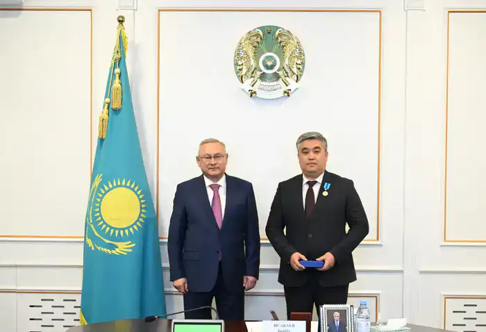 Бейбит Исабаев наградил граждан Жетісу за вклад в социально-экономическое развитие региона