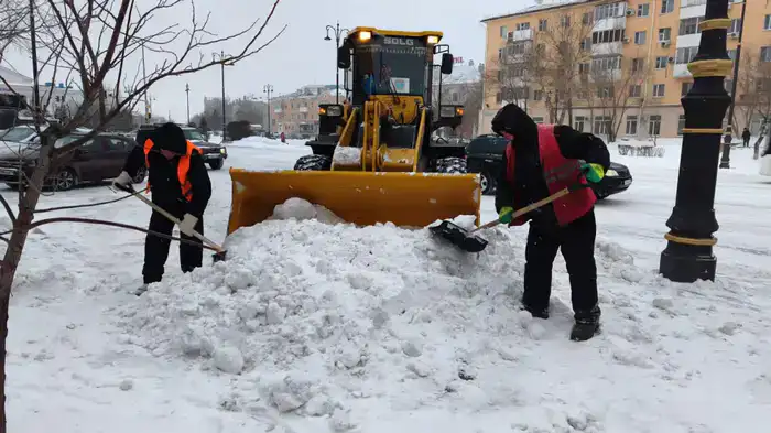 Десятки тысяч кубометров снега вывезли из столицы прошлой ночью (7)