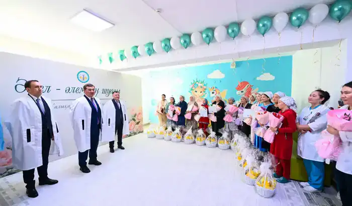 Глава региона поздравил молодых матерей в областном перинатальном центре (5)