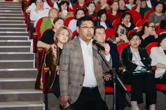 Вопросы безопасности в школах Атырау обсудили на встрече с участием акима области (7)