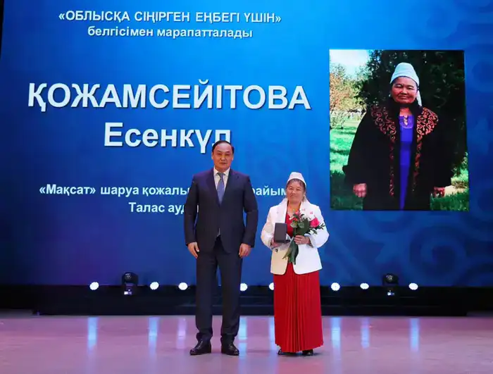 Ербол Карашукеев поздравил жительниц Жамбылской области с 8 Марта (5)