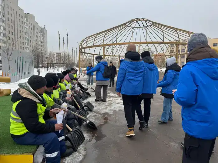 В Астане волонтеры раздали работникам коммунальных служб горячий чай и баурсаки (3)