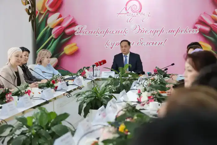 Ербол Карашукеев поздравил представительниц прекрасного пола с 8 Марта (5)