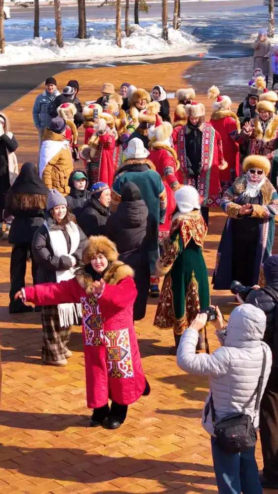 Более тысячи человек одновременно провели обряд Көрісу в столичном парке (2)