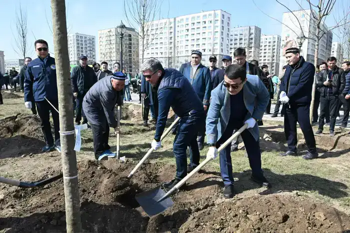 Аким Алматы принял участие в посадке деревьев в рамках празднования Наурыза (2)