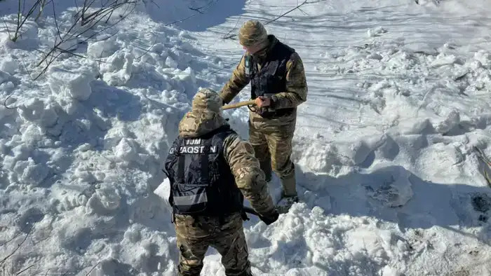 В районе Алтай военнослужащие в целях противодействия паводкам провели очистку каналов (3)