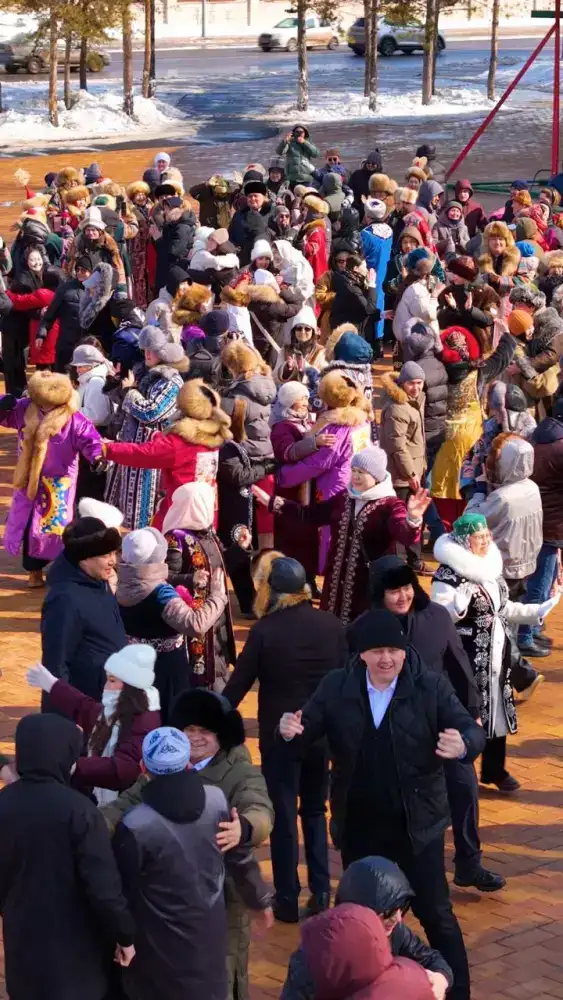 Более тысячи человек одновременно провели обряд Көрісу в столичном парке (3)