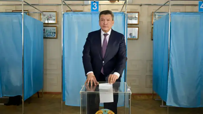 Аким Северо-Казахстанской области Гауез Нурмухамбетов проголосовал на референдуме на избирательном участке №595