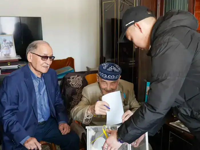 102-летний ветеран Курмат Рахимов принял участие в голосовании (2)