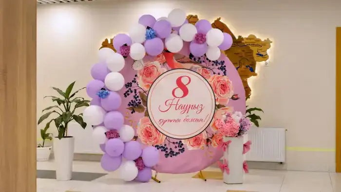 В Астане ученики и малыши исполнили праздничный хор в честь Международного женского дня