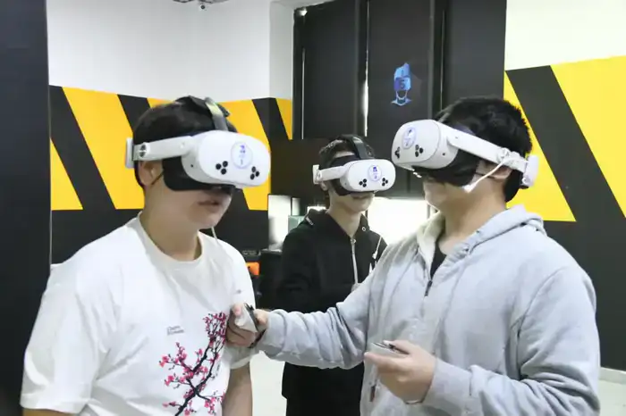 Попробовать себя в будущей профессии смогли столичные студенты благодаря виртуальной реальности (5)