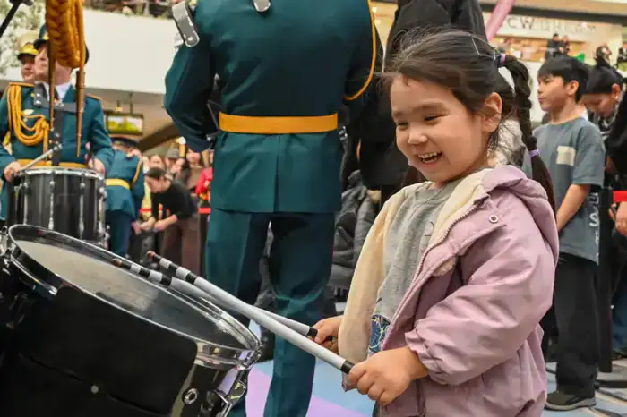 Военный оркестр поздравил казахстанцев в Хан Шатыре