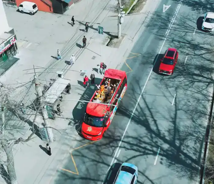 Музыкальный автобус с этноансамблем проехал по Алматы в честь Наурыза