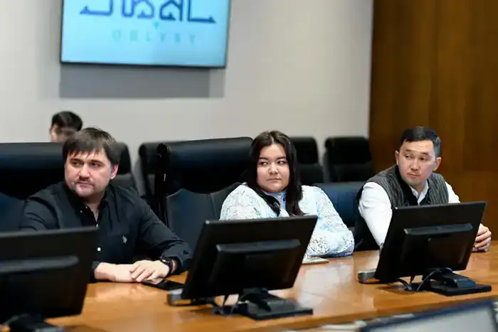 Активным участникам политической и общественной жизни региона оказано почтение (2)