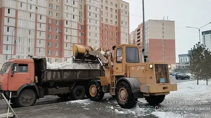 Тысячи дорожных рабочих вышли на снегоуборочные работы в Астане (6)