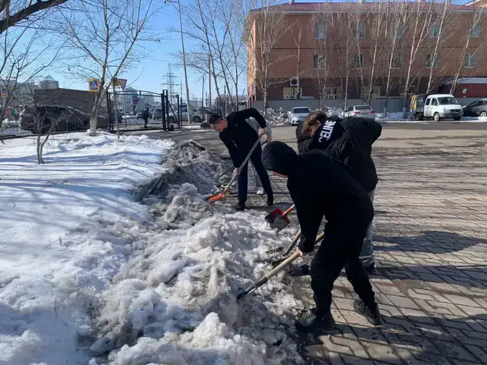 «Таза Қазақстан»: студенты провели субботник в Астане (2)