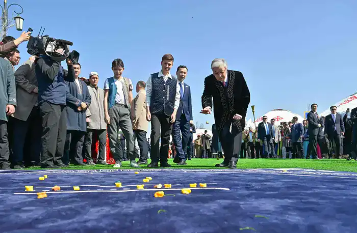 Глава государства принял участие в народных гуляньях по случаю праздника Наурыз (2)