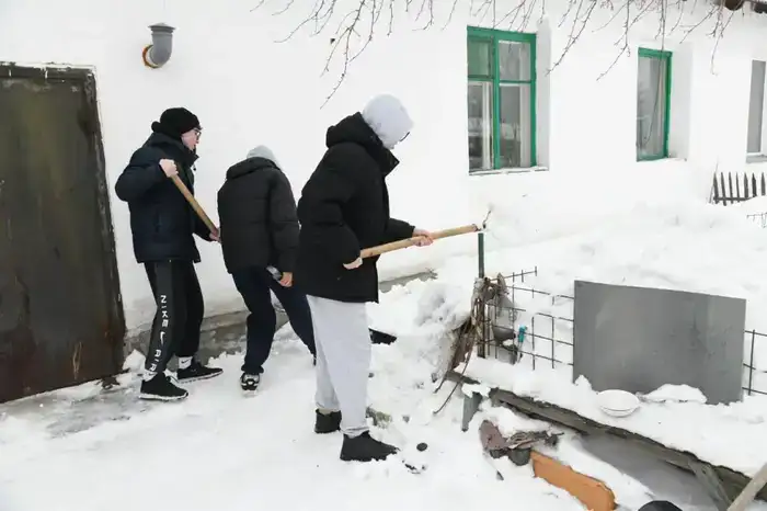 Активисты столичного Дома дружбы убрали снег во дворах пенсионеров (6)
