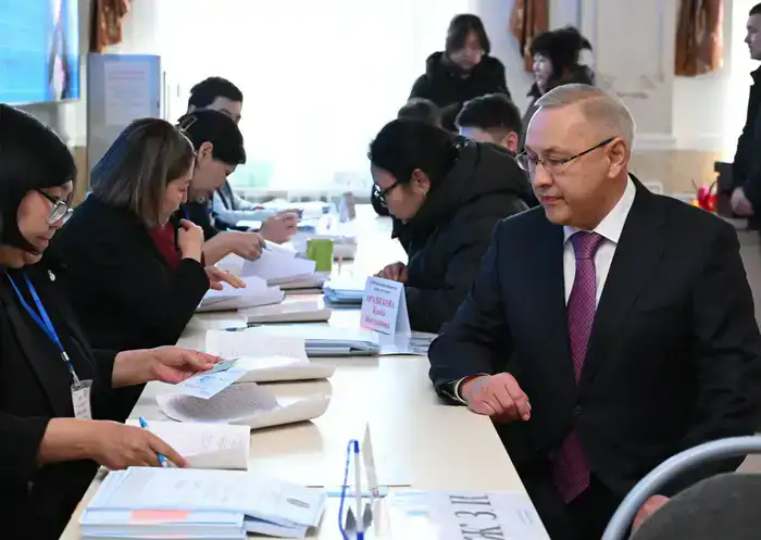 Аким Жетісу Бейбит Исабаев проголосовал на референдуме для процветания Казахстана