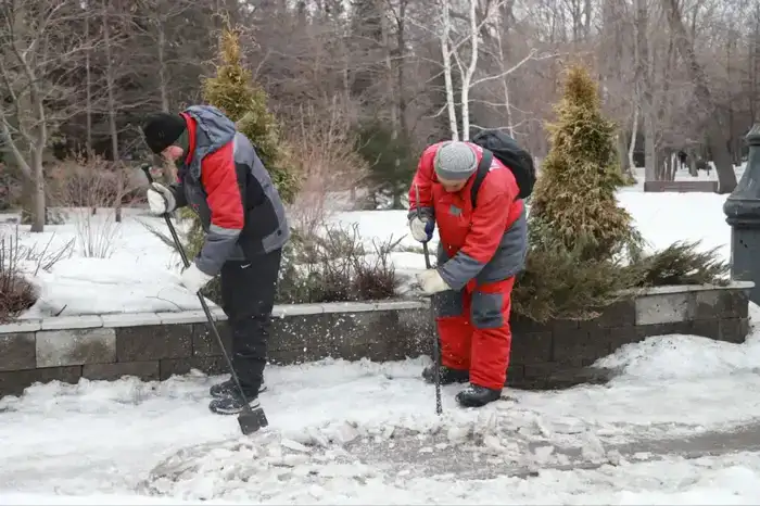 В Усть-Каменогорске в парке имени Жамбыла Жабаева прошёл субботник (2)