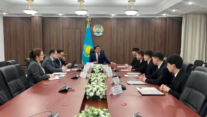 Взаимодействие министра экологии Казахстана с волонтерами в области охраны окружающей среды