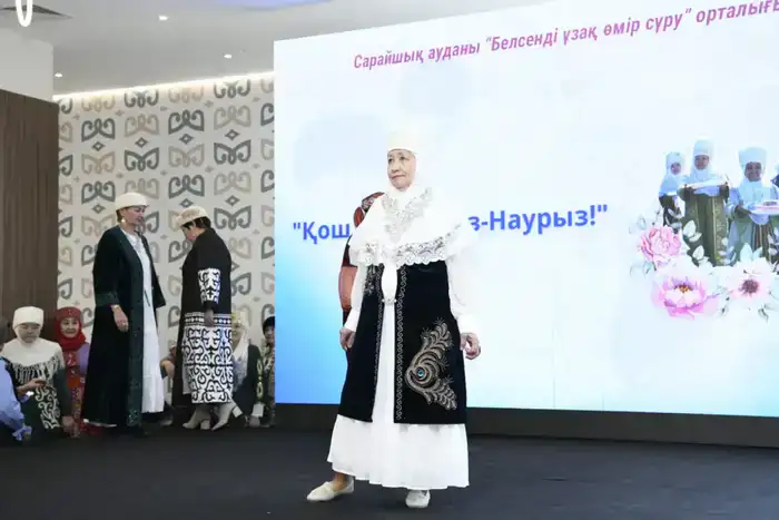 Показ национальной одежды пенсионеров в Астане в рамках празднования Наурызнама