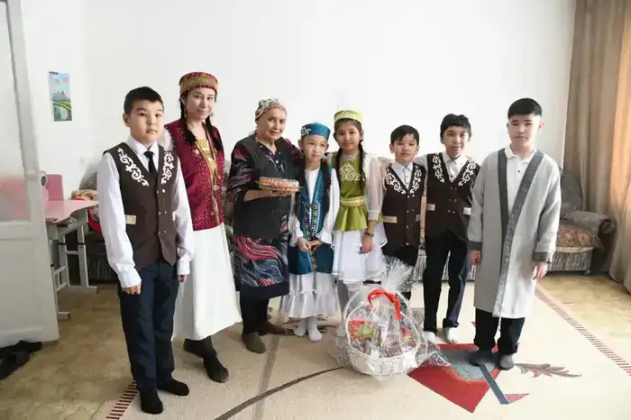 Столичные школьники навестили тружеников тыла и заслуженных педагогов в день Көрісу (5)