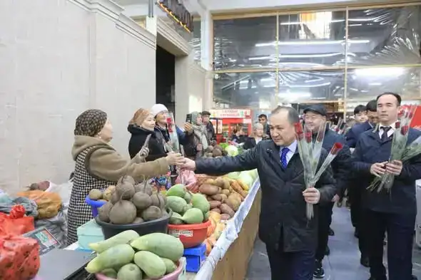 Сарыагаш отметил Международный женский день с поздравлениями и цветами для женщин