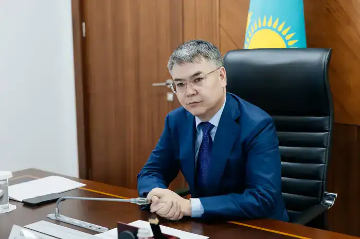 Аким Атырауской области Серик Шапкенов поздравил ветерана труда Нурпеиса Макашева с 80-летием (5)