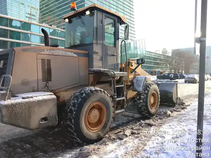 Более 3 тысяч дорожных рабочих задействовано в снегоуборочных работах в Астане (6)