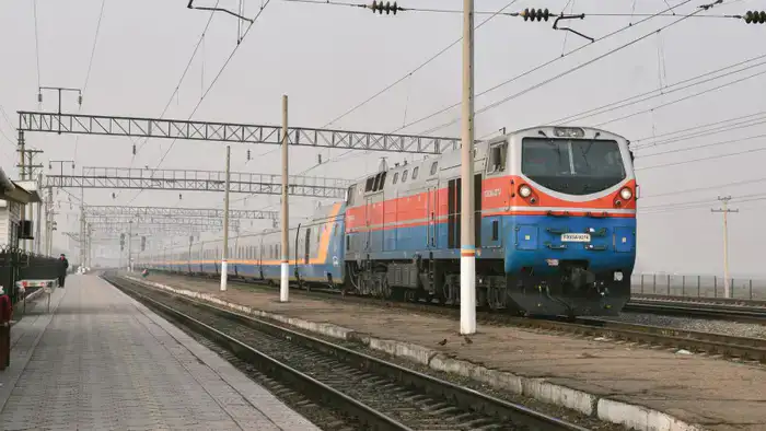 Сотни тысяч казахстанцев под угрозой изоляции из-за возможного закрытия остановок поездов в Ак-куле и Жаксы