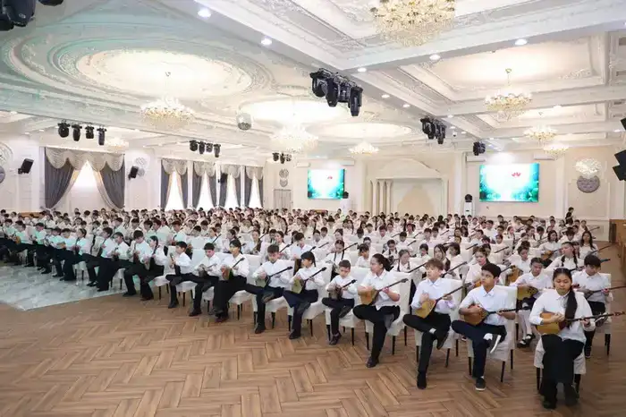 Около 10 тысяч юных домбристов Карагандинской области одновременно исполнили известные кюи (3)