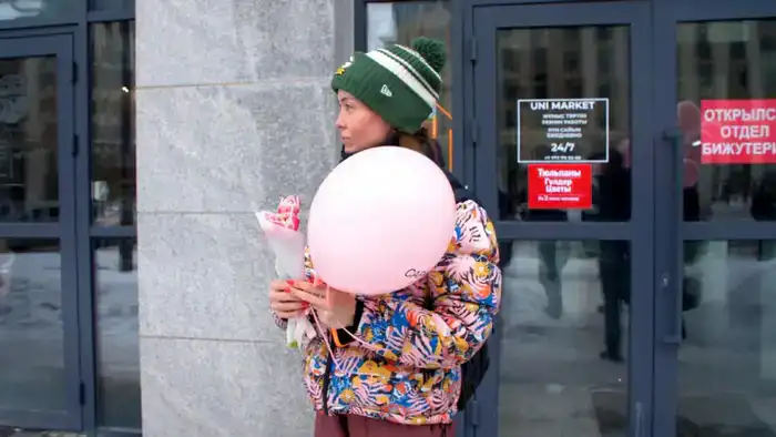 Цветы раздавали девушкам и женщинам в Астане (9)