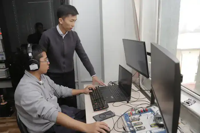 Казахстанские ученые из Satbayev University представили устройство для преобразования механических колебаний в электрическую энергию