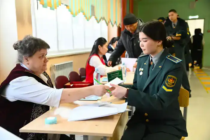 Военнослужащие Казахстана приняли участие в референдуме по новой Конституции страны