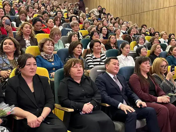 В Астане отметили Международный женский день праздничным вечером с награждением педагогов и концертными номерами.