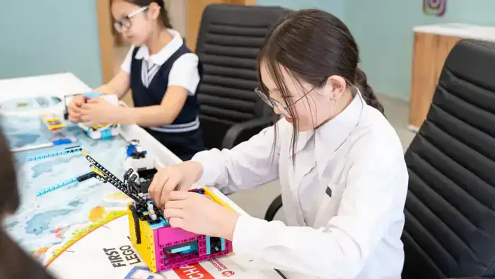 Почти 89 тысяч ученических мест введено за счет средств, изъятых у коррупционеров (6)