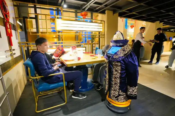 В Астане робот встречал гостей в чапане (3)