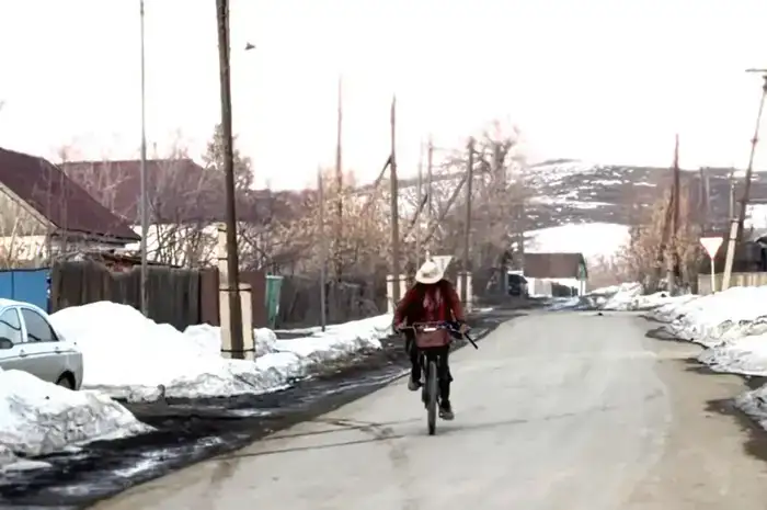 Полицейские ВКО оказали помощь туристу из Марокко с ремонтом велосипеда