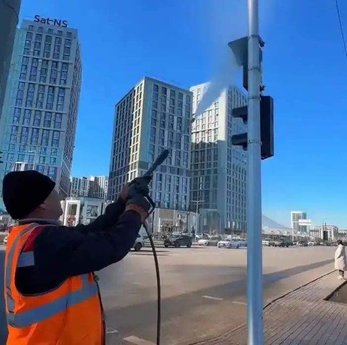 Общественные службы Астаны восстанавливают чистоту города после зимы