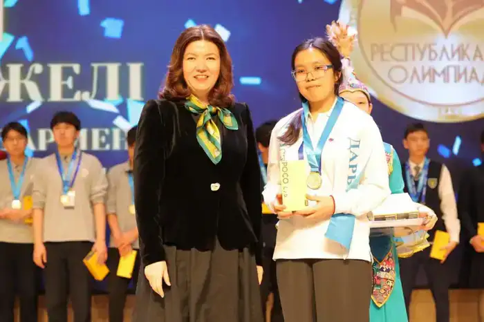 Министр просвещения Жулдыз Сулейменова наградила победителей республиканской олимпиады (5)