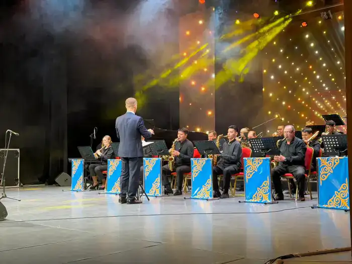 Концерт джазового оркестра в ВКО: акцент на женских вокальных партиях в джазе