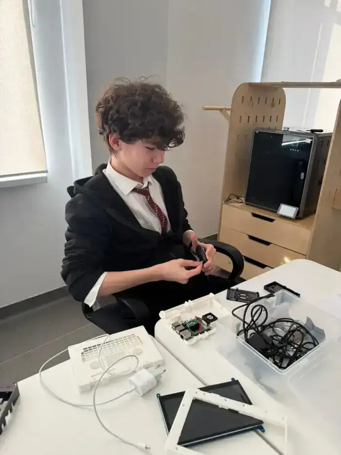 В Астане школьник собрал компьютер (2)