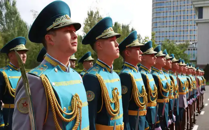 Военные в костюмах: традиции и долг в одном флаконе